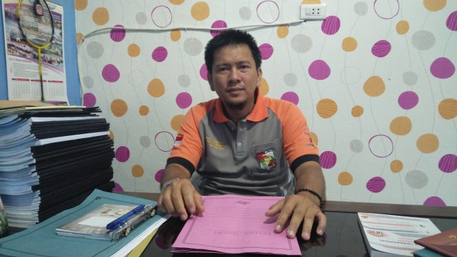 
 Foto cw9
Caption : Kabid Keterpaduan dan Perumahan Dinas Perumahan dan Kawasan Pemukinan, Wahyudi Praja Mukti, saat diwawancarai Radar Kotabumi terkait bantuan Program Kotaku untuk tahun 2019.