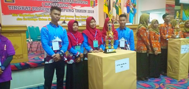 
 Foto IST
Caption : Tim Kadarkum Lampura, saat menerima penghargaan sebagai juara kedua dalam lomba tingkat provinsi Lampung, Senin (8/7).
 