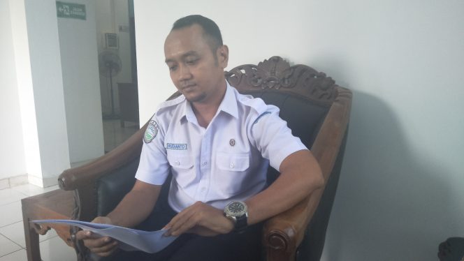
 Foto cw9 
Caption : Pengamat Meterologi Geofisika (PMG) Muda BMKG wilayah Kotabumi, Rudianto, saat ditemui Radar Kotabumi terkait prakiraan cuaca diwilayah Lampung Utara, Senin (22/7)
