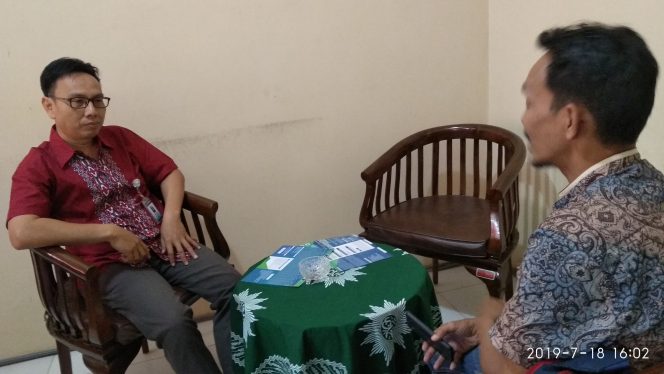 
 Foto Ferdani
Caption : Akademisi UMK Suwardi, S.H., M.H., saat diwawancarai awak media, terkait lambannya penanganan dugaan korupsi di Dinkes Lampura.
 