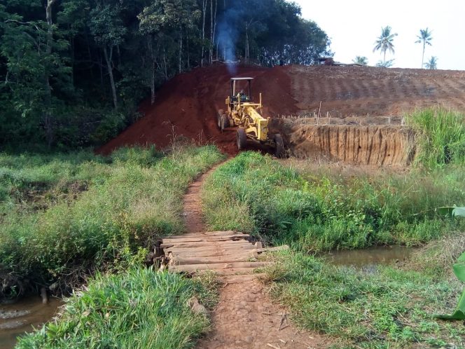 
 Bangun Jalan TMMD, Kodim 0412/LU Terjunkan Alat Berat