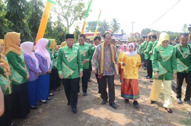 
 Foto Humas Pemkab Lampura
Caption : Wabup Lampura Hi. Budi Utomo didampingi Pj. Sekkab H. Sofyan saat menyambut tim penilai LSS-UKS/M tingkat Nasional di SDN 2 Subik, Selasa (30/7).