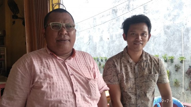 
 Foto : Ferdani
Caption : dr. Febrian Pramana Putra didampingi Ketua Pospera Lampura Juaini Adami, saat memberikan keterangan terkait peristiwa pengancaman yang dialaminya, Rabu (3/7).