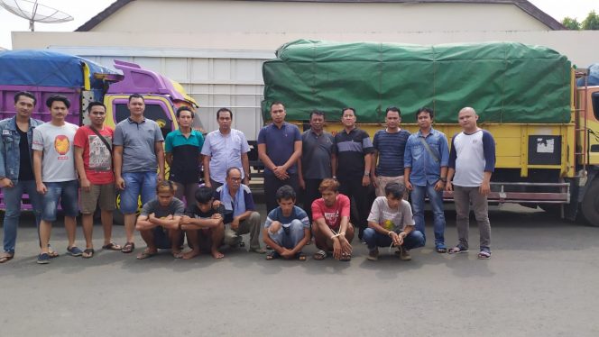 
 Caption foto : Foto Humas Polres Lampura  Tiga sopir beserta tiga kernet truk bermuat biji kopi di ringkus lantaran mencuri kopi milik bosnya sendiri, Selasa (2/7).  