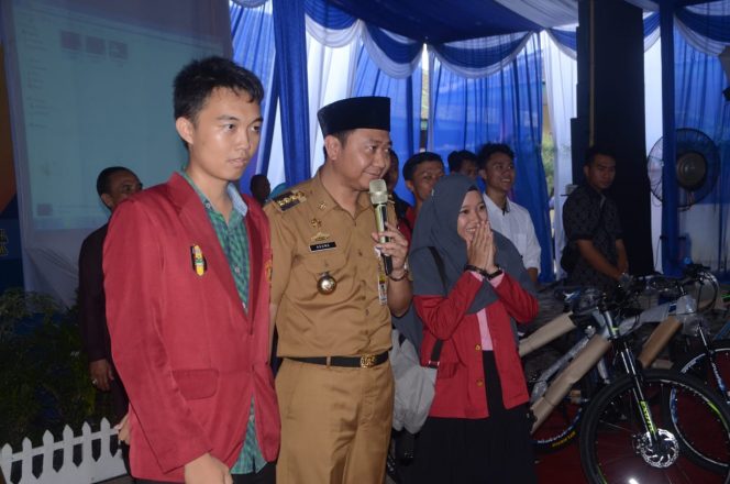 
 Foto cw9  Caption  : Bupati Hi. Agung Ilmu Mangkunegara saat akan memberikan pertanyaan yang akan disampaikan oleh Hakim Yustisiya Mahkamah Agung Republik Indonesia dan Kemendikti kepada dua mahasiswa UMK
