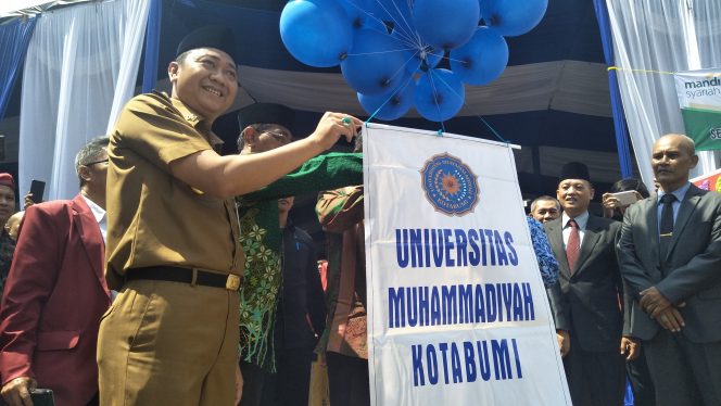 
 Foto :  cw9
Caption : Bupati Lampura  Hi. Agung Ilmu Mangkunegara beserta jajaran civitas akademika UMK  saat melakukan pelepasan balon ke udara sebagai tanda diresmikannya UMK, Senin (22/7).