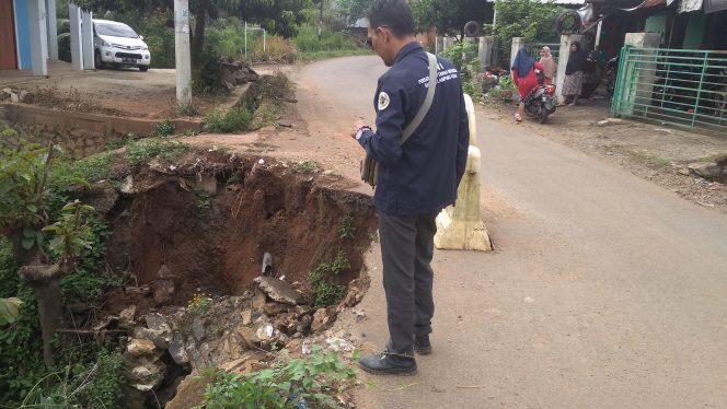 
 Tampak gorong-gorong ambrol yang berada di jalan Jeruk kelurahan kelapatujuh. Foto dibidik Minggu (14/7).
