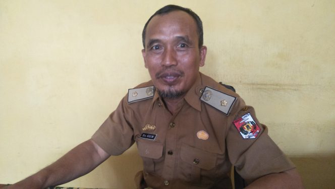 
 Foto cw9
Caption : Kasim, Kepala Bidang (Kabid) Ketahanan dan Keluarga Sejahtera, BKKBN Kabupaten Lampura saat ditemui Radar Kotabumi terkait jumlah peserta KB diruang kerjanya, Selasa (9/7).
