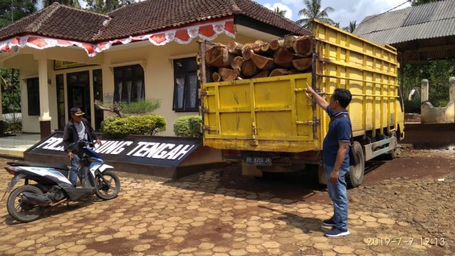
 Foto Ferdani
Caption : Bukti kayu curian saat diamankan di Mapolsek Abung Tengah, Senin (8/7).
