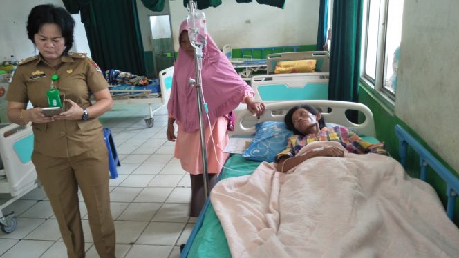 
 Foto cw9
Caption : Wasilawati hanya bisa terbaring lemah di tempat tidur ruang penyakit dalam, RSD Ryacudu Kotabumi akibat sakit yang dideritanya, Senin (8/7).