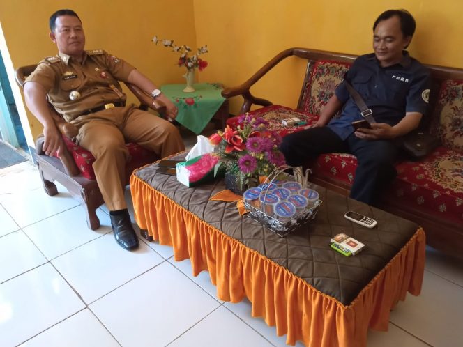 
 Caption foto : Camat Abung Kunang (kiri) saat diwawancarai terkait progres DD diwilayahnya, Senin (22/7).
