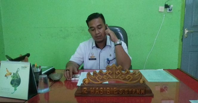 
 Caption foto : Kabid DPMD R. Habibie S.Stp.MM saat dikonfirmasi terkait Dana Kelurahan di ruang kerjanya Selasa (16/7).
