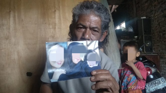 
 Foto : Ferdani
Caption : Robani ayah kandung pelaku Inses saat menunjukkan foto NV(ditengah Mengenakan jilbab hitam) anak bungsunya kepada awak media.  