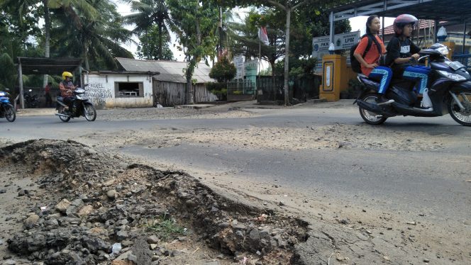 
 Foto cw9
Caption :  Salah satu titik kerusakan jalan Ahmad Akuan tepatnya di depan Kantor Kelurahan Rejosari, Kecamatan Kotabumi yang diresahkan warga dan pengguna jalan yang melintas. Foto dibidik Minggu (21/7).
