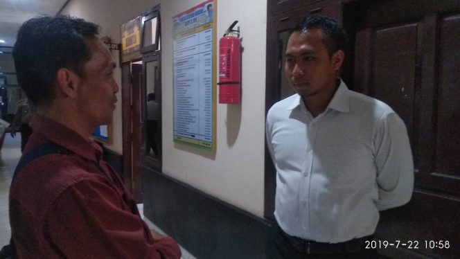 
 Foto : Ferdani  Caption : Kasatreskrim Polres Lampura AKP Mukhamad Hendrik Aprilianto saat dikonfirmasi awak media terkait laporan dana BUMDes Semuli Raya yang di duga raib.  Foto dibidik Senin (22/7).