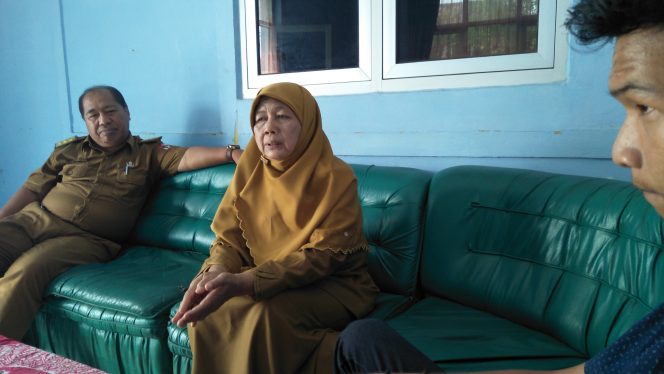 
 Foto cw9
Caption : Sekretaris Dinas Ketahanan Pangan, Dahlia didampingi Agung Nora  Kabid Pendistribusian Pangan,  saat diwawancarai terkait ketersediaan stok bahan pangan, Selasa (2/7).