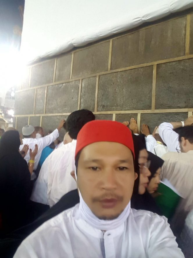 
 Foto IST  Ketua Kloter JKG 07 Lampura Didi Sumardi bersama ribuan Calon Jamaah Haji dari berbagai Negara salah satunya Lampura saat melakukan Tawaf di Mekkah.
