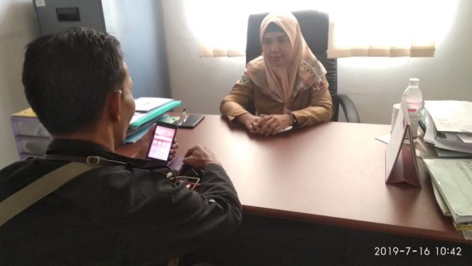 
 Foto : Ferdani
Caption : Kapuskesmas Kotabumi I dan II Kotabumi saat dikonfirmasi awak media terkait penyaluran dana BOK di ruang kerjanya, foto dibidik Selasa (16/7).