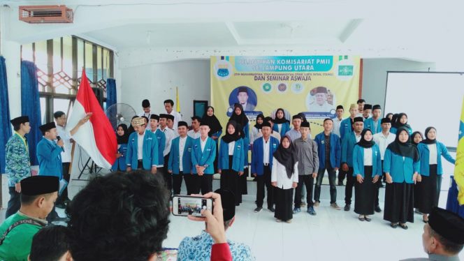 
 Foto IST 
Caption : Ketua PC PMII Lampura Yudian Patria, saat melantik 4 Komisariatan, di gedung Korpri Kotabumi, Rabu (17/7).
