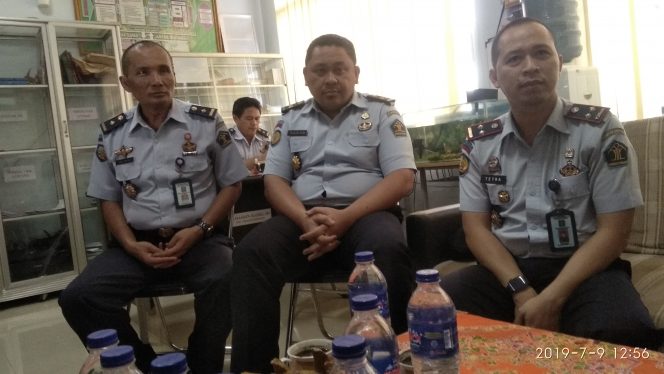 
 Caption : KA Lapas kelas IIA Kotabumi Dr. Tetra Destorie, A.Md. IP., S.Sos., SH., MH., (paling kanan) saat dikonfirmasi Radar Kotabumidiruang kerjanya, Selasa (9/07).)