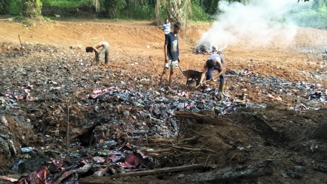 
 Caption : Sisa-sisa pembuangan sampah limbah masih tampak terlihat disalah satu titik yang tak jauh dari pemukiman warga, Foto dibidik, Rabu (10/7) sekitar pukul 08.00WIB.