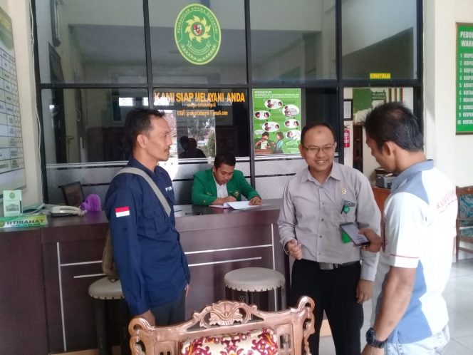 
 Foto : IST 
Caption : Asep Ridwan Hotoya, selaku Hakim Pratama Utama, yang juga menjebat sebagai Humas Pengadilan Agama(PA) Kotabumi, saat dikonfirmasi Radar Kotabumi terkait angka perceraian.
 