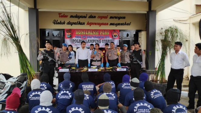 
 Foto : Ferdani
Caption : Kapolres Lampura AKBP Budiman Sulaksono didampingi PJU Polres saat menggelar Konferensi Pers di Mapolres setempat. foto dibidik Senin (22/7).