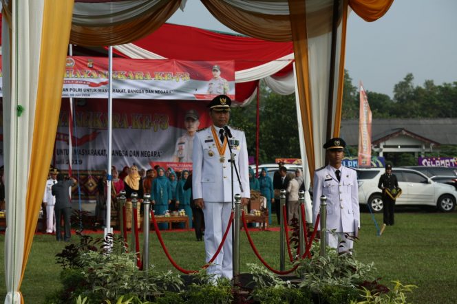 
 Caption foto : Bupati Lampura Agung Ilmu Mangkunegara saat menjadi inspektir upacara HUT Bhayangkara ke-73 di Lapangan Mapolsek Abung Semuli, Rabu (10/7).
