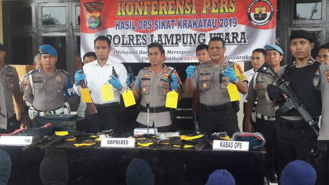 
 Foto : Ferdani  Caption : Kapolres Lampura AKBP Budiman Sulaksono didampingi oleh PJU Polres Lampura saat menunjukkan BB Senpira yang diserahkan masyarakat ke Mapolres setempat, foto dibidik Senin (22/7).