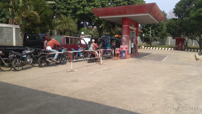 
 Caption foto : Antrian kendaraan untuk mendapatkan BBM bersubsidi di SPBU 
