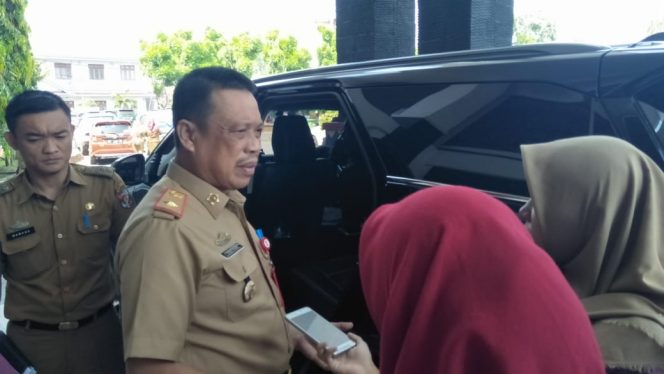 
 Foto IST
Caption : Pj. Sekkab Lampura Hi. Sofyan, saat diwawancarai terkait sanksi pengguna randis mati pajak, kemarin(29/7).
