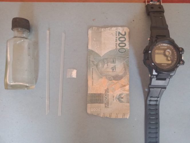
 Foto : Humas Polres Lampura
Caption :  AJ (17) warga Kecamatan Abung Tinggi ini, tersangka penyalahgunaan Narkotika jenis shabu-shabu (SS) dan barang bukti yang berhasil disita petugas.
