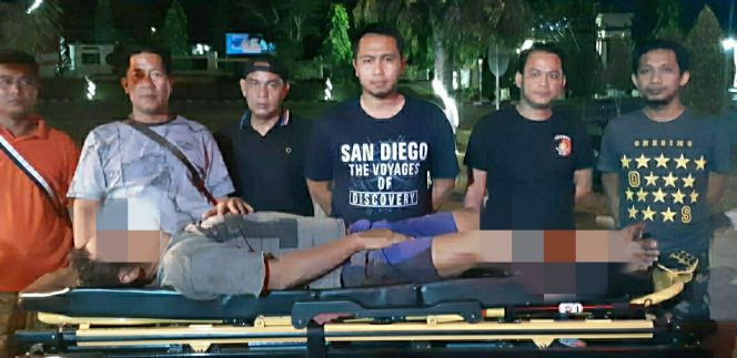 
 Foto : Humas Polres Lampura
Caption : Kasat Reskrim Polres Lampura AKP Mukhamad Hendrik Aprilianto, didampingi anggotanya saat melihat kondisi tersangka yang berhasil diamanakan anggotanya, Selasa (6/8). 
