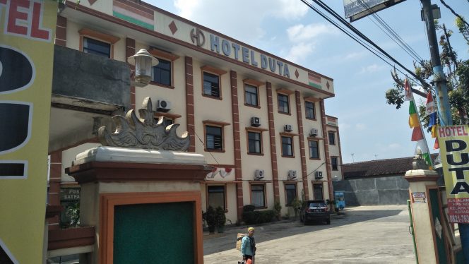 
 Foto cw9
Caption : Salah satu hotel yang berada di kawasan jalan ARPN Kotabumi, yang tidak memberlakukan promosi khusus jelang perayaan HUT RI 74 dan Idul Adha, foto dibidik, Senin (5/8)