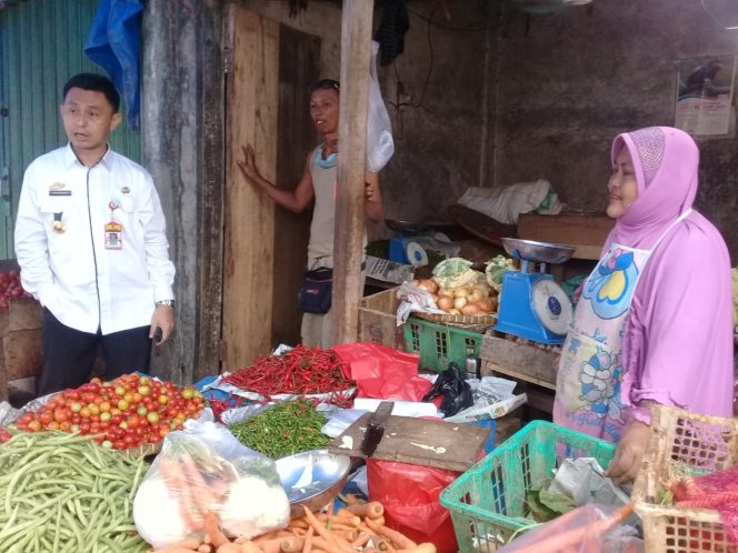 
 Foto IST 
Caption : Kadisdag Lampura Wan Hendri, saat melakukan sidak di Paras Pagi Kotabumi, Rabu (28//8). 
