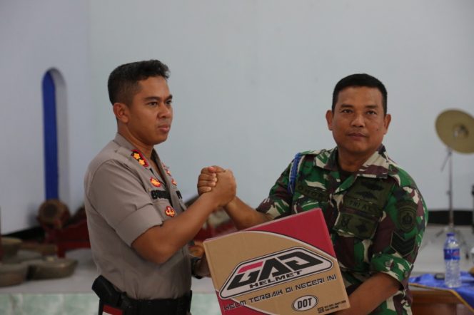 
 Foto Fahrozy IT/RNN
Caption : Kapolres Lampura, AKBP Budiman Sulaksono, saat memberikan Helm gratis kepada sejumlah Kantor Instansi di wilayah Hukum Polres Lampura, Rabu (28/8).
