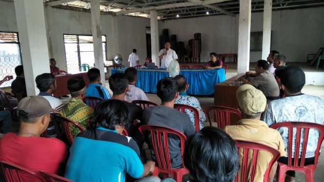 
 Foto cw9
Caption :  Sofuan Junaedi, Pejabat Lingkungan sekaligus humas hukum PLN Tanjungkarang saat sosialisasi di Balai Desa Kalicinta, Rabu (14/8).