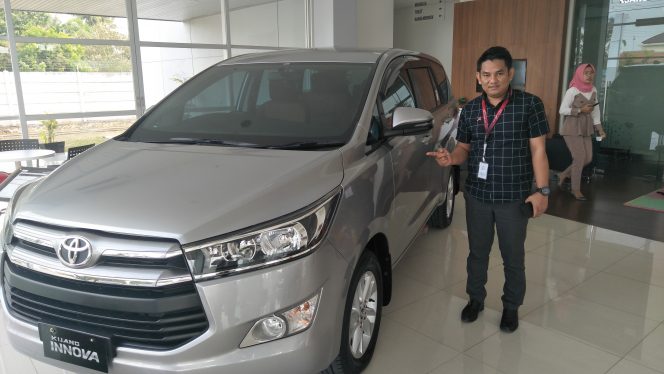 
 Foto cw9
Caption : Sales Executuve AUTO 2000 saat menunjukan salah satu program menarik dalam rangka hari kemerdekaan di Kantornya, Rabu (14/8).
