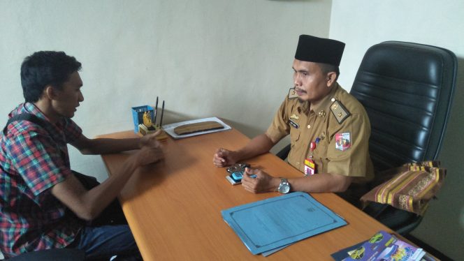 
 Foto cw9
Caption : Sekretaris Disnakertrans Lampura Imam Hanafi, saat dimintai tanggapan terkait revisi UU 13/2003 tentang ketenagakerjaan, di ruang kerjanya, Senin (26/8).