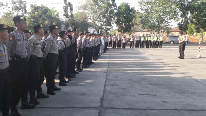 
 Caption foto : Foto : Ferdani  Caption : Kabag Ops Polres Lampura Kompol Nelson F Manik saat memberikan arahan kepada jajarannya, untuk melakukan pengamanan dalam acara pelantikan 44 anggota DPRD terpilih. Foto dibidik di areal gedung DPRD Kabupaten Lampura Senin (19/08).