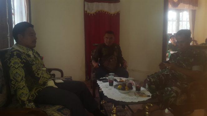 
 Caption foto : Camat Abung Semuli, Rohim Pauzi (paling kiri) dan Heri Hepni, Pendamping Teknis Insprastuktur Desa,  saat memberikan keterangan, Minggu (4/8)
