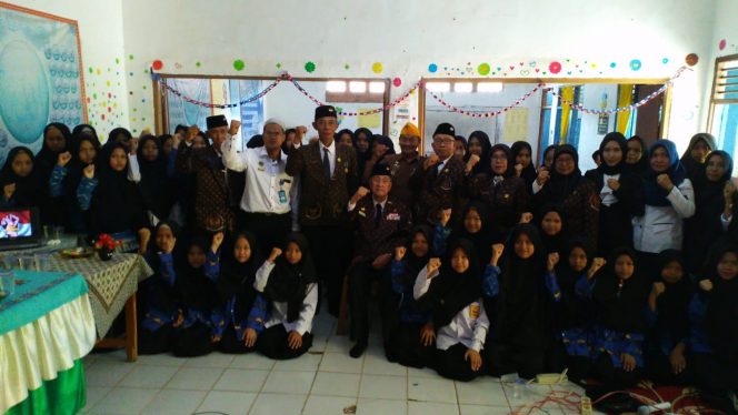 
 Foto RIA
Caption : Ketua DHC 45 Lampura H.Saleh Ahmad beserta rombongan saat menunjukkan jiwa semangat 45 dengan para Santri di Ponpes Khusnul Amal, Rabu (28/8).  