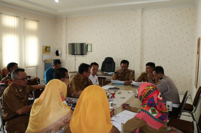 
 Foto IST  Rapat: Tampak Asisten II Pemkab Lampura Toto Sumedi saat rapat bersama pihak terkait tentang persiapan kepulangan Jamaah Haji.
