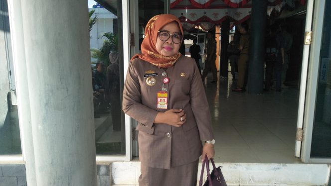 
 Foto cw9
Caption : Dinas Penanaman Modal Dan Pelayananan Terpadu Satu Pintu (DPMPSTP) Kabupaten Lampung Utara, Sri Mulyana saat diwawancarai Radar Kotabumi terkait izin bangunan komersil.