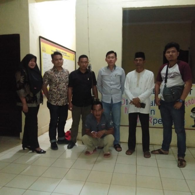 
 Foto : Humas Polres Lampura
Caption : Droni kakek bejat yang telah melakukan pencabulan terhadap cucu kandungnya sendiri, saat diamankan unit PPA Polres Lampura, foto dibidik di Mapolres Lampura Jumat (9/8).

