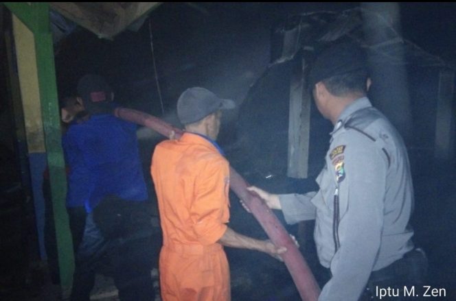 
 Foto : Humas Polres Lampura
Caption : Petugas kepolisian saat membantu petugas Damkar dalam memadamkan api di SMPN I Sungkai Selatan, foto dibidik Minggu (11/8).
