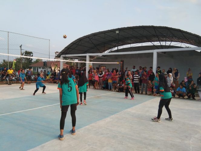 
 Foto IST 
Caption : Dua Regu Volli Desa Margorejo saat bertanding di sarana prasarana olehraga(surga) Desa Setempat, Rabu (14/8).