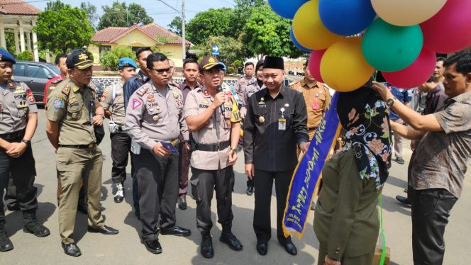 
 Foto : Humas Polres Lampura
Caption : Kapolres Lampura AKBP Budiman Sulaksono didampingi Bupati Agung Ilmu Mangkunegara, Kajari Yuliana Sagala dan Ketua PN Kotabumi Vivi saat launching pelayanan publik, senin(5/8).
