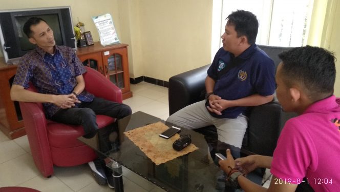 
 Foto : Ferdani  Caption : Manager PT PLN Kotabumi Dani Antoni saat diwawancarai sejumlah awak media diruang kerjanya.
