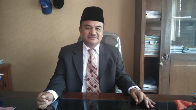 
 Foto cw9
Caption : Mikael Saragih, Kepala Badan Pengelolaan Pendapatan dan Retribusi Daerah (BPPRD) Kabupaten Lampura, saat dikonfirmasi terkait Tapping Box di ruang kerjanya, Senin (19/8)
